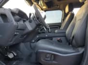 ✅ 2024 Land Rover Defender V8 • VIN: SALEBEEE1R2347848 • Lot: 90099055. Wystawiony na Copart z przebiegiem 8 020 mil. Bezpłatny archiwum sprzedaży aukcyjnych z USA i szczegółowy raport historii pojazdu na DreamBid. Zdjęcie 7.