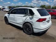 ✅ 2021 Volkswagen Tiguan SE • VIN: 3VV2B7AX5MM054356 • Lot: 43035399. Wystawiony na IAAI z przebiegiem 87 671 mil. Bezpłatny archiwum sprzedaży aukcyjnych z USA i szczegółowy raport historii pojazdu na DreamBid. Zdjęcie 3.