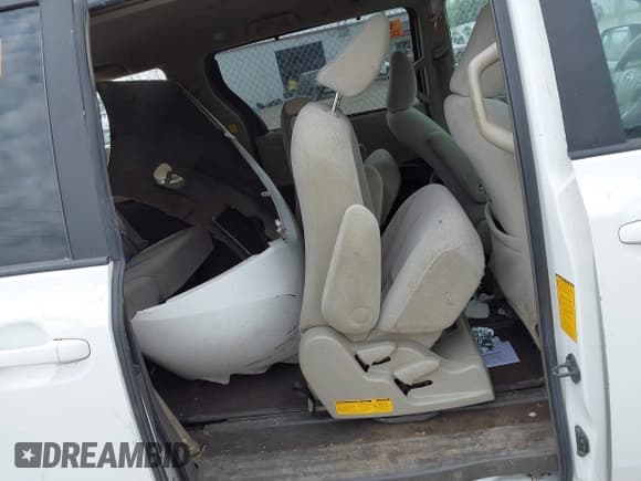 ✅ 2011 Toyota Sienna LE AAS • VIN: 5TDKK3DC4BS033446 • Лот: 43031640. Опубликован ранее на IAAI с пробегом 308 152 миль. Бесплатный доступ к архиву аукционных продаж из США и подробный отчёт об истории автомобиля на DreamBid. Изображение 8.