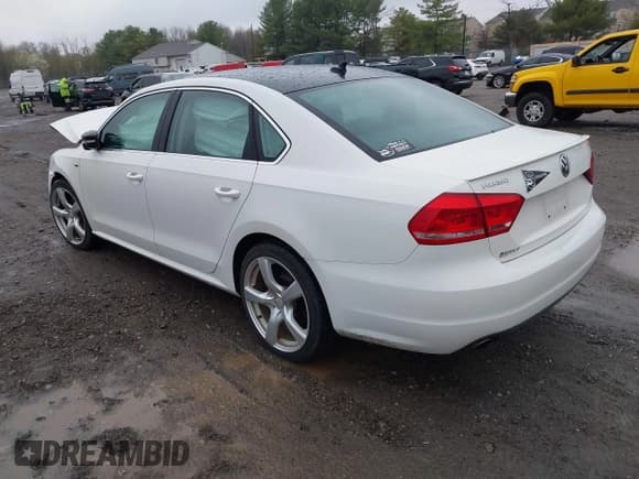 ✅ 2014 Volkswagen Passat SE • VIN: 1VWBT7A31EC081966 • Lot: 41944146. Listed on IAAI with 100,080 mi. Free auction sales archive from the USA and detailed vehicle history report at DreamBid. Image 3.