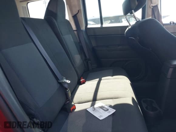 ✅ 2017 Jeep Patriot Latitude • VIN: 1C4NJPFB3HD102854 • Lot: 42666595. Wystawiony na IAAI z przebiegiem 26 281 mil. Bezpłatny archiwum sprzedaży aukcyjnych z USA i szczegółowy raport historii pojazdu na DreamBid. Zdjęcie 8.