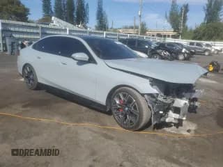 ✅ 2024 BMW i5 eDrive40 • VIN: WBY33FK03RCS00577 • Lot: 87048264. Wystawiony na Copart z przebiegiem 11 815 mil. Bezpłatny archiwum sprzedaży aukcyjnych z USA i szczegółowy raport historii pojazdu na DreamBid. Zdjęcie 4.