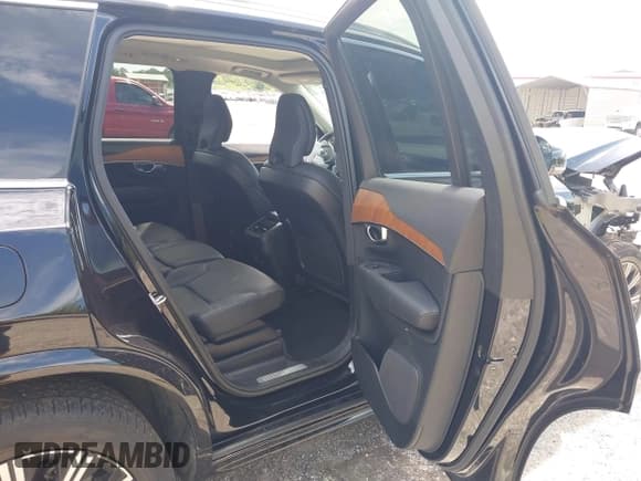 ✅ 2023 Volvo XC90 Plus • VIN: YV4062PN1P1991187 • Лот: 43133376. Опубликован ранее на IAAI с пробегом 3 640 миль. Бесплатный доступ к архиву аукционных продаж из США и подробный отчёт об истории автомобиля на DreamBid. Изображение 8.