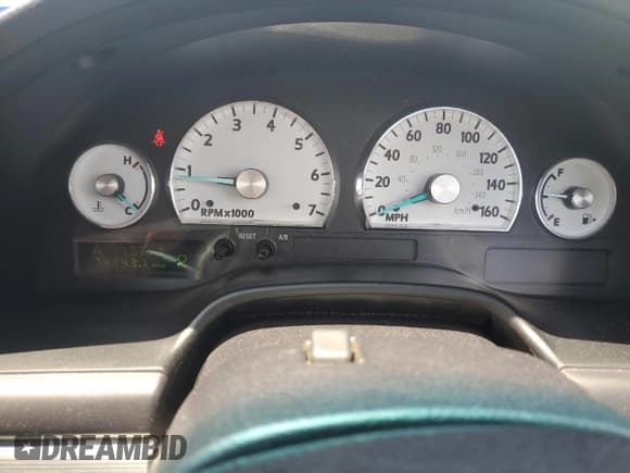 ✅ 2004 Ford Thunderbird Deluxe • VIN: 1FAHP60A04Y100445 • Лот: 56583305. Опубликован ранее на Copart с пробегом 74 343 миль. Бесплатный доступ к архиву аукционных продаж из США и подробный отчёт об истории автомобиля на DreamBid. Изображение 9.