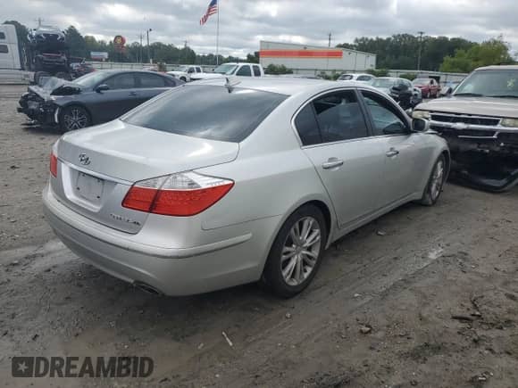 2009 Hyundai Genesis z VIN KMHGC46F39U029308, wystawiony jako Copart lot #73496114 z przebiegiem 173 098 mil mil oraz Szkoda całkowita • Salvage title. Historia ofert i sprzedaży dostępna na DreamBid. Obrazek 3.