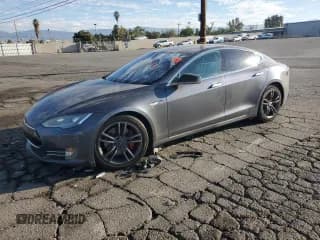 ✅ 2015 Tesla Model S 85 • VIN: 5YJSA1H13FFP73435 • Лот: 82087245. Опубликован ранее на Copart с пробегом 195 665 миль. Бесплатный доступ к архиву аукционных продаж из США и подробный отчёт об истории автомобиля на DreamBid. Изображение 1.
