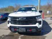 ✅ 2023 Chevrolet Silverado 1500 LT Trail Boss • VIN: 3GCUDFED3PG197885 • Lot: 41733427. Wystawiony na IAAI z przebiegiem 64 911 mil. Bezpłatny archiwum sprzedaży aukcyjnych z USA i szczegółowy raport historii pojazdu na DreamBid. Zdjęcie 12.