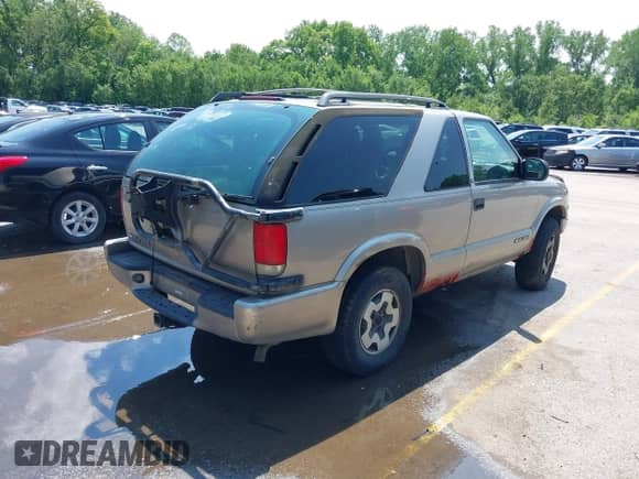 1999 Chevrolet Blazer LS z VIN 1GNCT18W3XK116060, wystawiony jako IAAI lot #42213762 z przebiegiem 216 788 mil mil oraz . Historia ofert i sprzedaży dostępna na DreamBid. Obrazek 4.