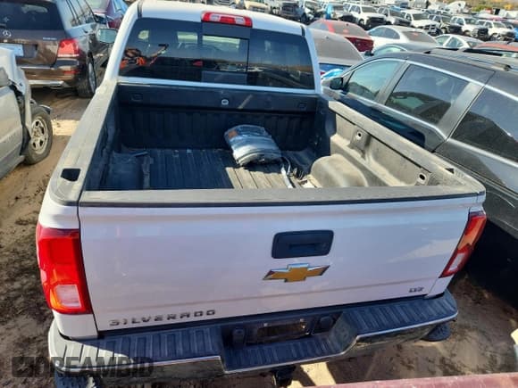 ✅ 2018 Chevrolet Silverado 1500 LTZ • VIN: 3GCUKSEC5JG262474 • Lot: 82337835. Wystawiony na Copart z przebiegiem 109 323 mil. Bezpłatny archiwum sprzedaży aukcyjnych z USA i szczegółowy raport historii pojazdu na DreamBid. Zdjęcie 6.