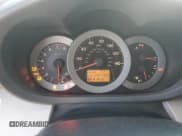 ✅ 2008 Toyota RAV4 • VIN: JTMZK33VX86012580 • Lot: 53352995. Wystawiony na Copart z przebiegiem 254 189 mil. Bezpłatny archiwum sprzedaży aukcyjnych z USA i szczegółowy raport historii pojazdu na DreamBid. Zdjęcie 9.