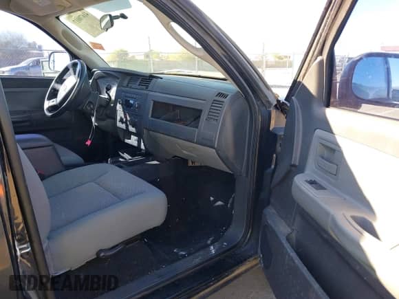 2008 Dodge Dakota SXT z VIN 1D7HE32K18S516801, wystawiony jako IAAI lot #41670017 z przebiegiem 88 503 mil mil oraz . Historia ofert i sprzedaży dostępna na DreamBid. Obrazek 5.