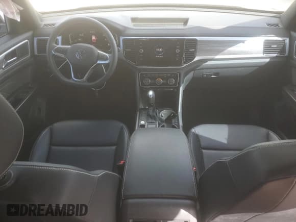 ✅ 2023 Volkswagen Atlas SE • VIN: 1V2JC2CA9PC220689 • Lot: 85381475. Wystawiony na Copart z przebiegiem 20 969 mil. Bezpłatny archiwum sprzedaży aukcyjnych z USA i szczegółowy raport historii pojazdu na DreamBid. Zdjęcie 8.