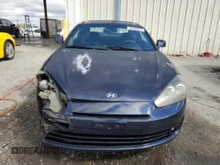 2008 Hyundai Tiburon GS z VIN KMHHM66D18U295484, wystawiony jako Copart lot #46948045 z przebiegiem 107 959 mil mil oraz Szkoda całkowita • Salvage title. Historia ofert i sprzedaży dostępna na DreamBid. Obrazek 5.