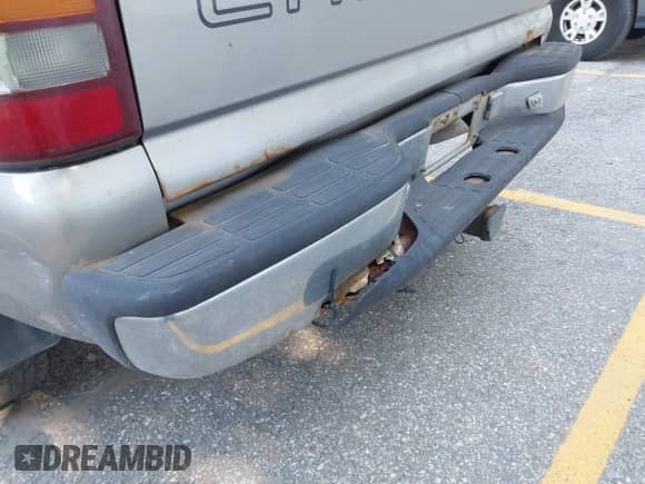 ✅ 2000 Chevrolet Silverado 1500 LS • VIN: 2GCEK19V2Y1186595 • Lot: 42780868. Wystawiony na IAAI z przebiegiem 220 024 mil mil. Skorzystaj z bezpłatnego archiwum sprzedaży aukcyjnych z USA i zobacz szczegółowy raport historii pojazdu na DreamBid. Zdjęcie 6.