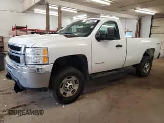 2013 Chevrolet Silverado 2500HD Work Truck z VIN 1GC0KVCG4DZ166135, wystawiony jako Copart lot #68543465 z przebiegiem 134 928 mil mil oraz Szkoda całkowita • Salvage title. Historia ofert i sprzedaży dostępna na DreamBid. Obrazek 1.