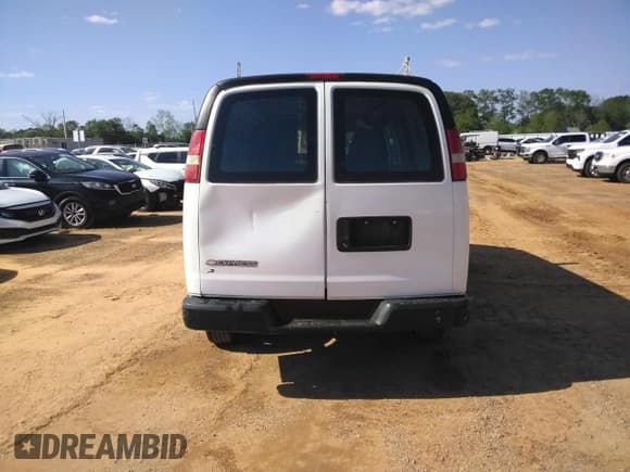 ✅ 2017 Chevrolet Express Cargo • VIN: 1GCWGBFG9H1138096 • Lot: 51268905. Wystawiony na Copart z przebiegiem 186 298 mil. Bezpłatny archiwum sprzedaży aukcyjnych z USA i szczegółowy raport historii pojazdu na DreamBid. Zdjęcie 6.
