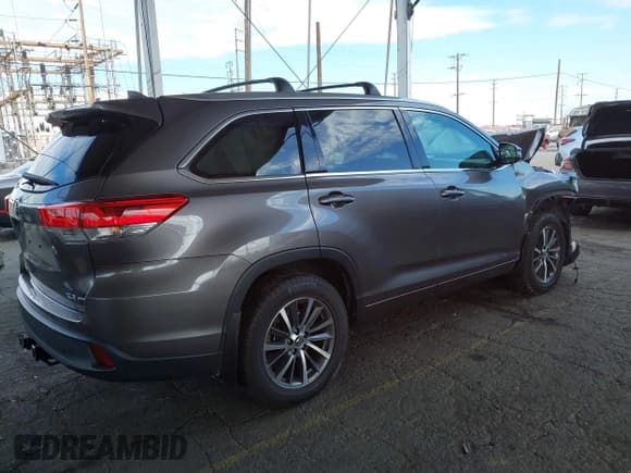 ✅ 2017 Toyota Highlander XLE • VIN: 5TDJZRFH7HS412078 • Lot: 43682059. Wystawiony na IAAI z przebiegiem 49 716 mil. Bezpłatny archiwum sprzedaży aukcyjnych z USA i szczegółowy raport historii pojazdu na DreamBid. Zdjęcie 4.