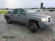 2006 Dodge Dakota ST z VIN 1D7HE28KX6S656473, wystawiony jako Copart lot #70187505 z przebiegiem 152 082 mil mil oraz Szkoda całkowita • Salvage title. Historia ofert i sprzedaży dostępna na DreamBid. Obrazek 4.