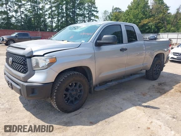 ✅ 2021 Toyota Tundra SR • VIN: 5TFRY5F15MX282355 • Лот: 43144641. Опубликован ранее на IAAI с пробегом 50 301 миль. Бесплатный доступ к архиву аукционных продаж из США и подробный отчёт об истории автомобиля на DreamBid. Изображение 2.