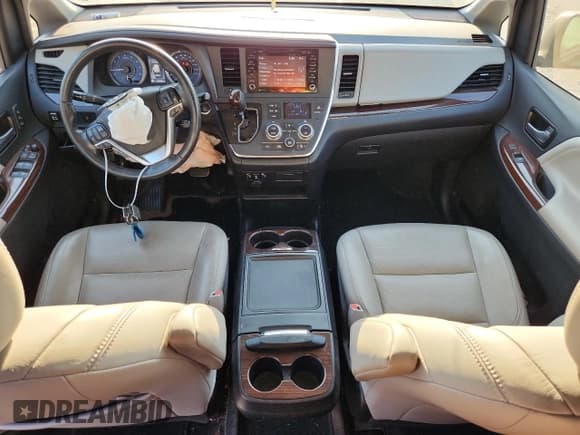 ✅ 2019 Toyota Sienna Limited • VIN: 5TDYZ3DC4KS982968 • Лот: 92848575. Опубликован ранее на Copart с пробегом 203 938 миль. Бесплатный доступ к архиву аукционных продаж из США и подробный отчёт об истории автомобиля на DreamBid. Изображение 8.