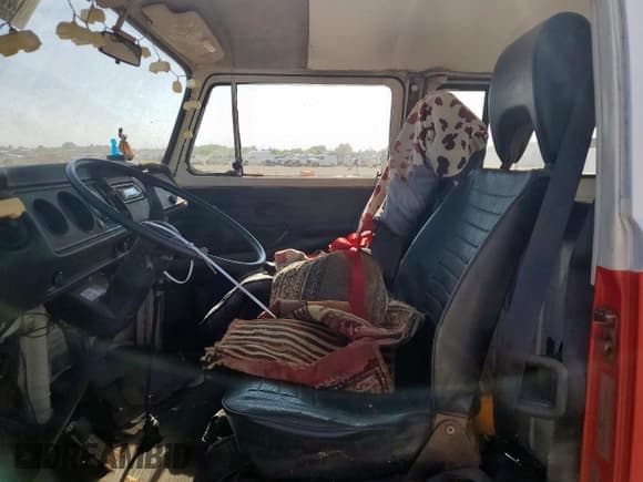 ✅ 1976 Volkswagen Vanagon • VIN: 2262044613 • Lot: 80012625. Wystawiony na Copart z przebiegiem 93 870 mil. Bezpłatny archiwum sprzedaży aukcyjnych z USA i szczegółowy raport historii pojazdu na DreamBid. Zdjęcie 7.