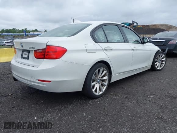 ✅ 2012 BMW 3 Series 328i • VIN: WBA3A5C57CF341151 • Lot: 42259279. Wystawiony na IAAI z przebiegiem 70 035 mil. Bezpłatny archiwum sprzedaży aukcyjnych z USA i szczegółowy raport historii pojazdu na DreamBid. Zdjęcie 4.