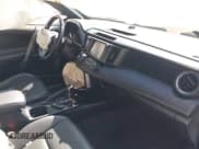 ✅ 2017 Toyota RAV4 SE • VIN: JTMJFREVXHJ709164 • Lot: 43321767. Wystawiony na IAAI z przebiegiem 93 970 mil. Bezpłatny archiwum sprzedaży aukcyjnych z USA i szczegółowy raport historii pojazdu na DreamBid. Zdjęcie 5.