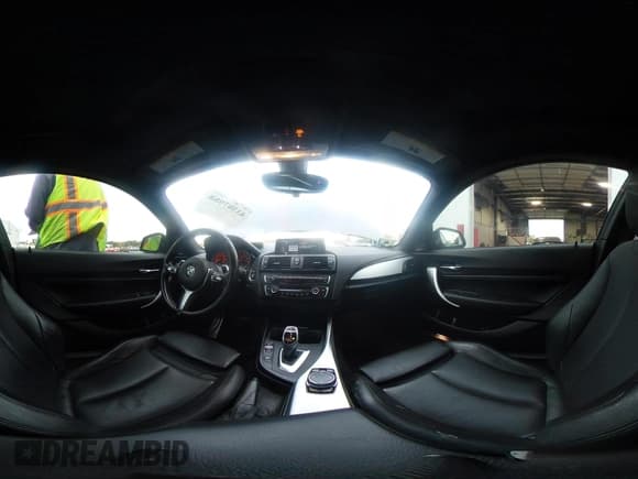 ✅ 2015 BMW 2 Series M235i xDrive • VIN: WBA1J9C50FVX99252 • Lot: 43387988. Wystawiony na IAAI z przebiegiem 67 857 mil. Bezpłatny archiwum sprzedaży aukcyjnych z USA i szczegółowy raport historii pojazdu na DreamBid. Zdjęcie 18.