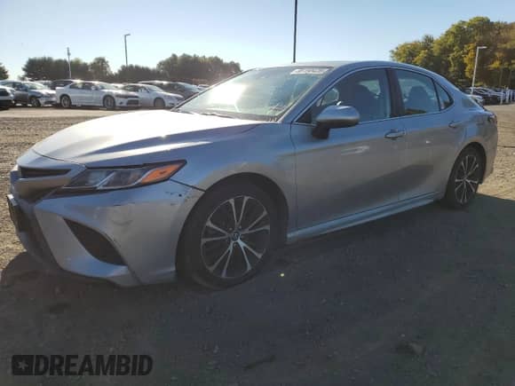 2019 Toyota Camry LE z VIN 4T1B11HK8KU173533, wystawiony jako Copart lot #85150425 z przebiegiem 277 563 mil mil oraz Czysty tytuł • Clean title. Historia ofert i sprzedaży dostępna na DreamBid. Obrazek 1.