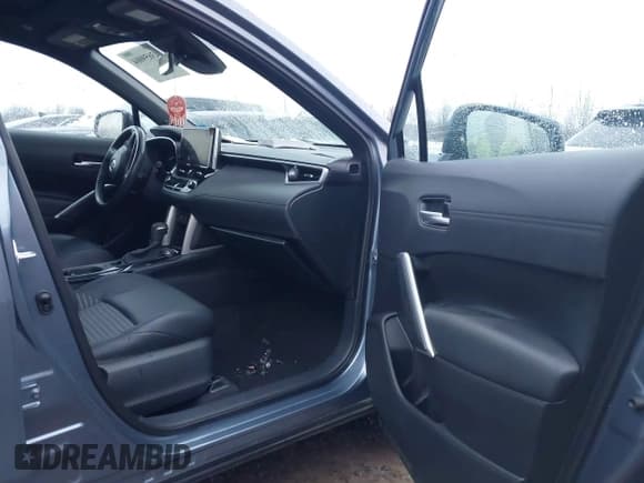 ✅ 2023 Toyota Corolla Cross Hybrid XSE • VIN: 7MUFBABG2PV008781 • Lot: 43659004. Wystawiony na IAAI z przebiegiem 23 595 mil. Bezpłatny archiwum sprzedaży aukcyjnych z USA i szczegółowy raport historii pojazdu na DreamBid. Zdjęcie 5.