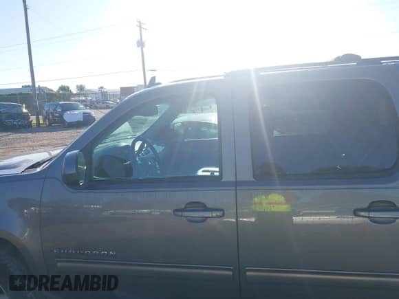 2014 Chevrolet Suburban LT z VIN 1GNSKJE76ER214080, wystawiony jako IAAI lot #42766041 z przebiegiem 204 832 mil mil oraz . Historia ofert i sprzedaży dostępna na DreamBid. Obrazek 14.