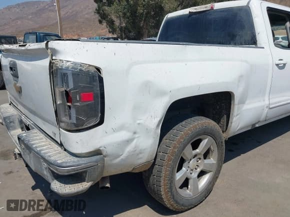 ✅ 2018 Chevrolet Silverado 1500 LT • VIN: 1GCPCREC7JF116128 • Lot: 42902108. Wystawiony na IAAI z przebiegiem 332 831 mil. Bezpłatny archiwum sprzedaży aukcyjnych z USA i szczegółowy raport historii pojazdu na DreamBid. Zdjęcie 19.