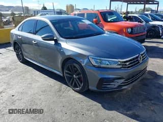 ✅ 2018 Volkswagen Passat S • VIN: 1VWAA7A3XJC019963 • Lot: 43693353. Wystawiony na IAAI z przebiegiem 126 947 mil. Bezpłatny archiwum sprzedaży aukcyjnych z USA i szczegółowy raport historii pojazdu na DreamBid. Zdjęcie 1.