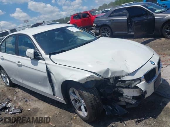 ✅ 2015 BMW 3 Series 320i • VIN: WBA3B1C50FK140340 • Лот: 42651851. Опубликован ранее на IAAI с пробегом 147 865 миль. Бесплатный доступ к архиву аукционных продаж из США и подробный отчёт об истории автомобиля на DreamBid. Изображение 1.