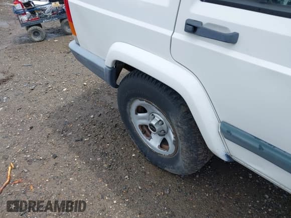 ✅ 1999 Jeep Cherokee Sport • VIN: 1J4FF68S4XL651250 • Lot: 42370723. Listed on IAAI with 203,728 mi. Free auction sales archive from the USA and detailed vehicle history report at DreamBid. Image 17.