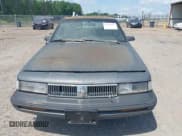 ✅ 1989 Oldsmobile Cutlass Ciera • VIN: 2G3AJ51NXK2439345 • Lot: 42128301. Wystawiony na IAAI z przebiegiem 241 434 mil. Bezpłatny archiwum sprzedaży aukcyjnych z USA i szczegółowy raport historii pojazdu na DreamBid. Zdjęcie 6.