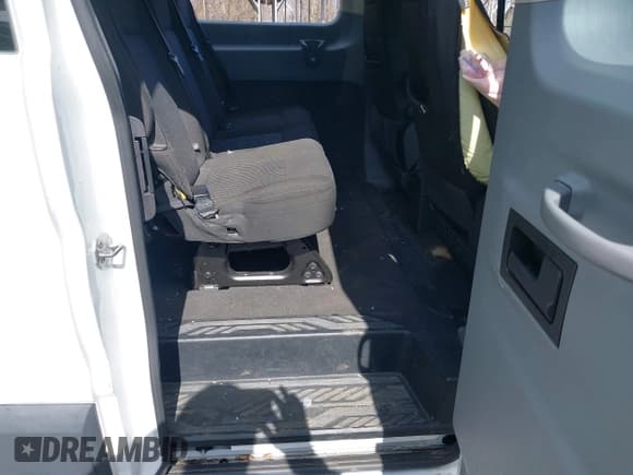 ✅ 2017 Ford Transit XL • VIN: 1FBZX2ZMXHKA20653 • Lot: 41691617. Wystawiony na IAAI z przebiegiem 106 444 mil. Bezpłatny archiwum sprzedaży aukcyjnych z USA i szczegółowy raport historii pojazdu na DreamBid. Zdjęcie 8.