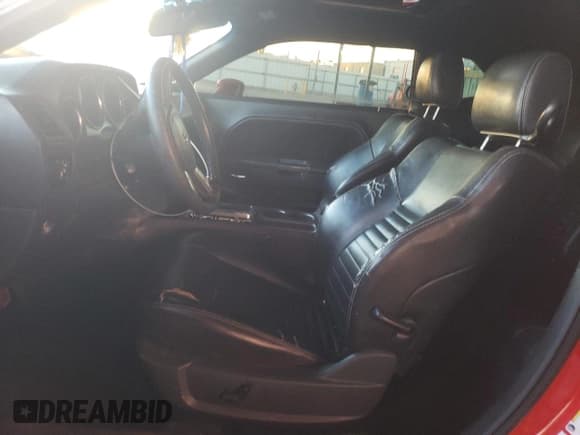 ✅ 2010 Dodge Challenger R/T Classic • VIN: 2B3CJ5DTXAH111536 • Lot: 84242134. Wystawiony na Copart z przebiegiem Nie podano. Bezpłatny archiwum sprzedaży aukcyjnych z USA i szczegółowy raport historii pojazdu na DreamBid. Zdjęcie 7.