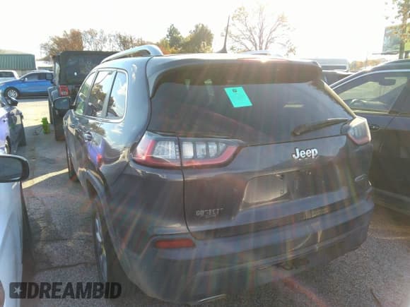 ✅ 2019 Jeep Cherokee Latitude Plus • VIN: 1C4PJLLN0KD175526 • Lot: 43723489. Wystawiony na IAAI z przebiegiem 110 922 mil. Bezpłatny archiwum sprzedaży aukcyjnych z USA i szczegółowy raport historii pojazdu na DreamBid. Zdjęcie 3.