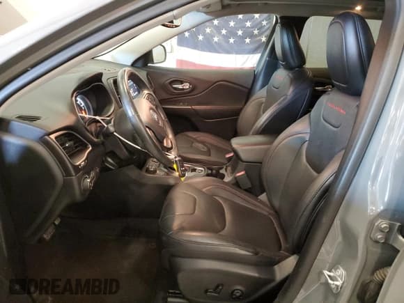 ✅ 2019 Jeep Cherokee Trailhawk • VIN: 1C4PJMBX7KD484922 • Lot: 84998005. Listed on Copart with 93,636 mi. Free auction sales archive from the USA and detailed vehicle history report at DreamBid. Image 7.