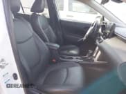 ✅ 2022 Toyota Corolla Cross LE • VIN: 7MUBAABG5NV021538 • Lot: 43474751. Wystawiony na IAAI z przebiegiem 81 009 mil. Bezpłatny archiwum sprzedaży aukcyjnych z USA i szczegółowy raport historii pojazdu na DreamBid. Zdjęcie 5.