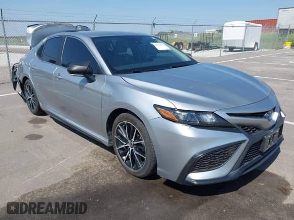 2021 Toyota Camry Hybrid SE z VIN 4T1G31AKXMU562641, wystawiony jako IAAI lot #42415712 z przebiegiem 71 085 mil mil oraz . Historia ofert i sprzedaży dostępna na DreamBid. Obrazek 1.