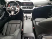 ✅ 2020 BMW 3 Series 330i xDrive • VIN: WBA5R7C0XLFH50488 • Lot: 84413635. Wystawiony na Copart z przebiegiem 92 816 mil. Bezpłatny archiwum sprzedaży aukcyjnych z USA i szczegółowy raport historii pojazdu na DreamBid. Zdjęcie 8.
