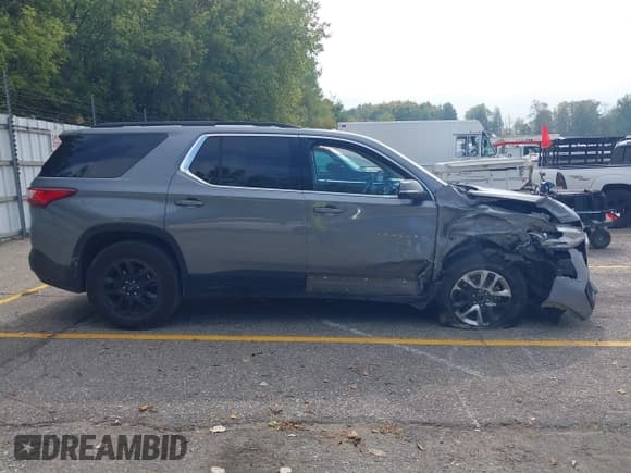 ✅ 2019 Chevrolet Traverse LT Cloth • VIN: 1GNERGKW0KJ297734 • Lot: 43288068. Wystawiony na IAAI z przebiegiem 114 751 mil. Bezpłatny archiwum sprzedaży aukcyjnych z USA i szczegółowy raport historii pojazdu na DreamBid. Zdjęcie 13.