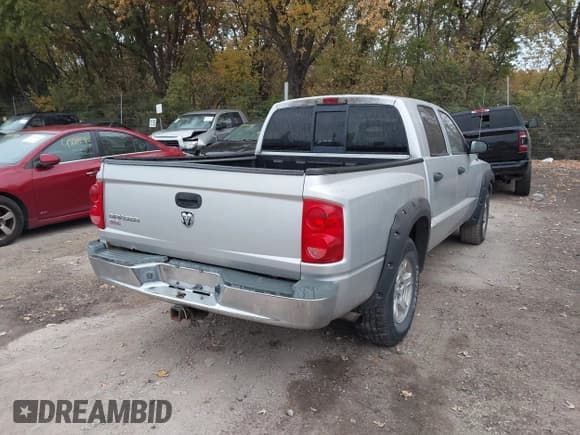 ✅ 2005 Dodge Dakota SLT • VIN: 1D7HW48K55S277646 • Lot: 43651368. Wystawiony na IAAI z przebiegiem 148 752 mil. Bezpłatny archiwum sprzedaży aukcyjnych z USA i szczegółowy raport historii pojazdu na DreamBid. Zdjęcie 4.