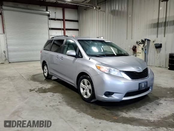 ✅ 2014 Toyota Sienna LE • VIN: 5TDKK3DC5ES476371 • Lot: 94230505. Listed on Copart with 217,306 mi. Free auction sales archive from the USA and detailed vehicle history report at DreamBid. Image 14.