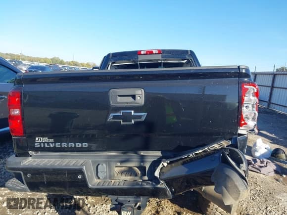 ✅ 2018 Chevrolet Silverado 2500HD LTZ • VIN: 1GC1KWEY1JF291090 • Lot: 43585181. Wystawiony na IAAI z przebiegiem 127 770 mil. Bezpłatny archiwum sprzedaży aukcyjnych z USA i szczegółowy raport historii pojazdu na DreamBid. Zdjęcie 15.