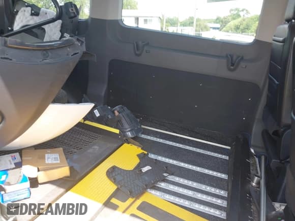 ✅ 2020 Ford Transit Passenger XL • VIN: 1FDZK1C89LKA72909 • Lot: 42695770. Wystawiony na IAAI z przebiegiem 12 765 mil. Bezpłatny archiwum sprzedaży aukcyjnych z USA i szczegółowy raport historii pojazdu na DreamBid. Zdjęcie 8.