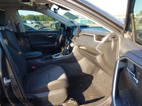 ✅ 2022 Toyota RAV4 XLE • VIN: 2T3W1RFV3NC196552 • Lot: 43136826. Wystawiony na IAAI z przebiegiem 26 833 mil. Bezpłatny archiwum sprzedaży aukcyjnych z USA i szczegółowy raport historii pojazdu na DreamBid. Zdjęcie 5.