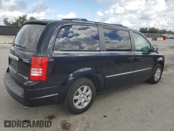 ✅ 2010 Chrysler Town & Country Touring Plus • VIN: 2A4RR8D18AR442802 • Lot: 89899685. Wystawiony na Copart z przebiegiem 149 651 mil. Bezpłatny archiwum sprzedaży aukcyjnych z USA i szczegółowy raport historii pojazdu na DreamBid. Zdjęcie 3.